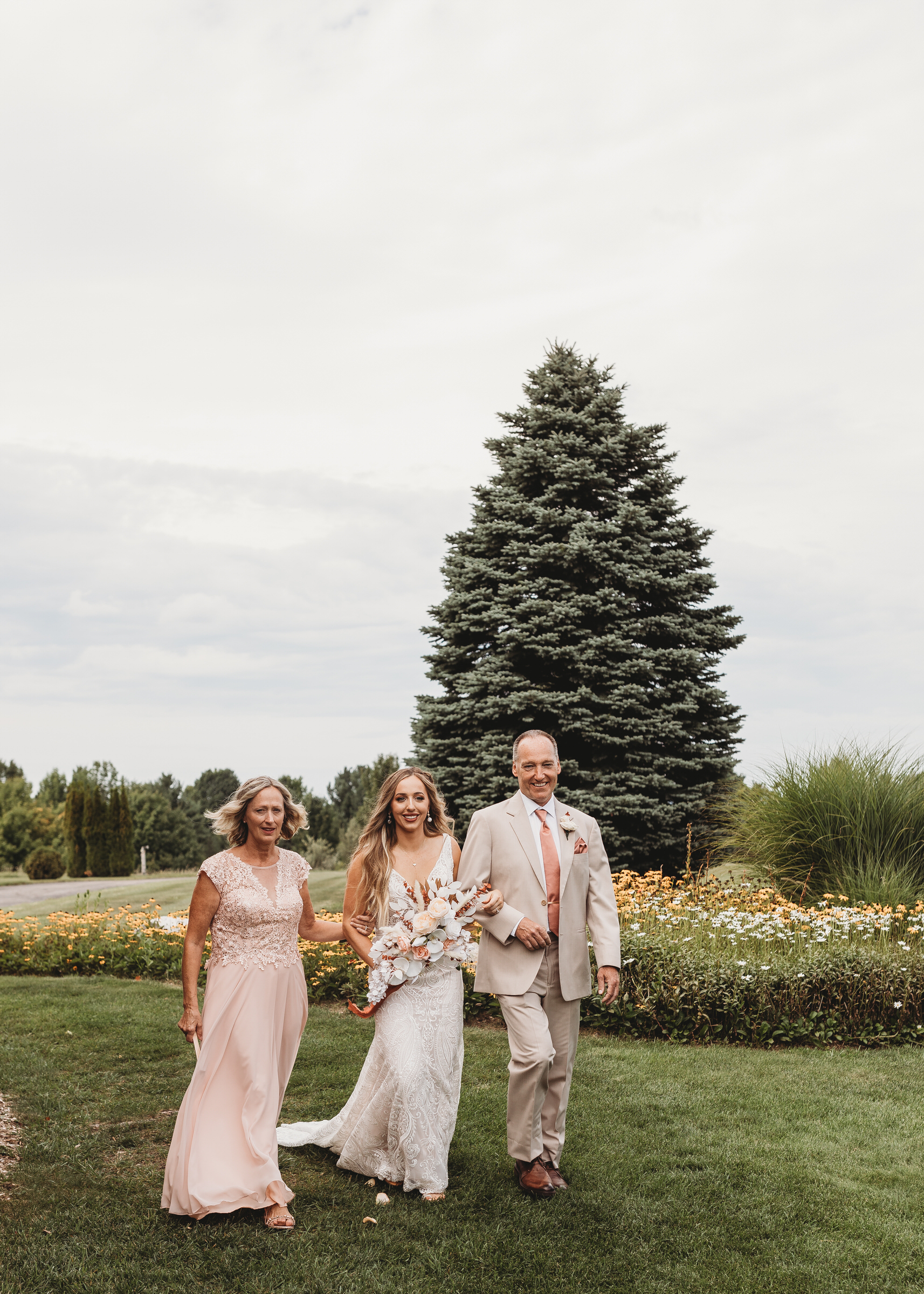 Lindsay Elaine Photography - Michigan Wedding Photographer - Timberlee Hills, Traverse City, Michigan