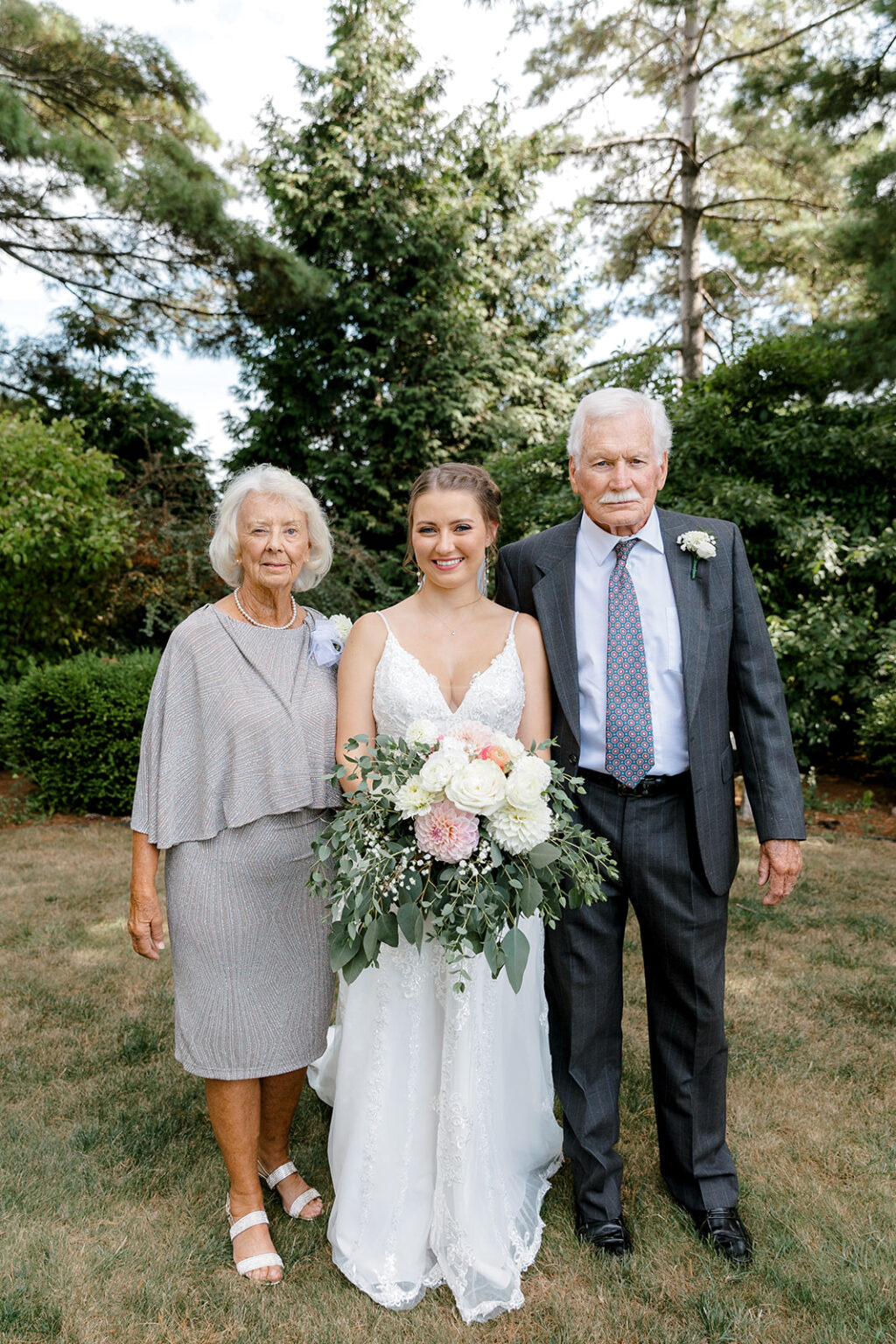 Tips For Wedding Family Photos + A Shot List | lindsayelaine.com